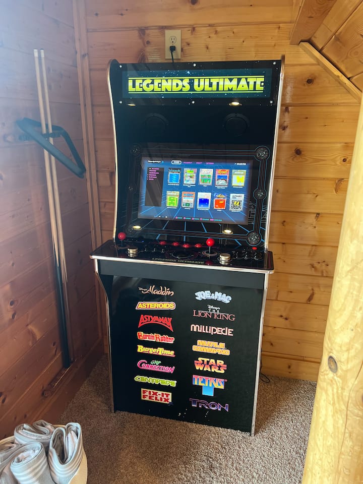 Užite si hodiny zábavy s našou arkádovou hrou Legends Ultimate, ktorá ponúka rôzne klasické hry pre všetky vekové kategórie v herni!