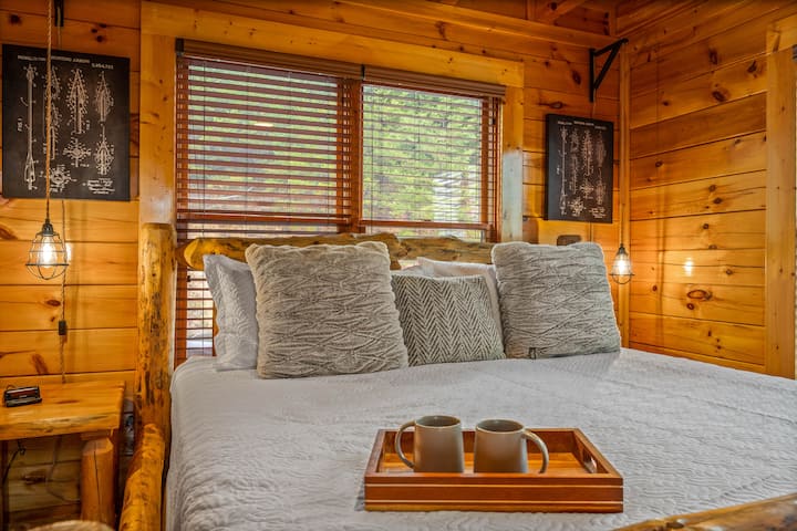 Utečte spať v tejto príjemnej spálni na hlavnom poschodí s plyšovou posteľou, mäkkým osvetlením a pokojnou atmosférou.