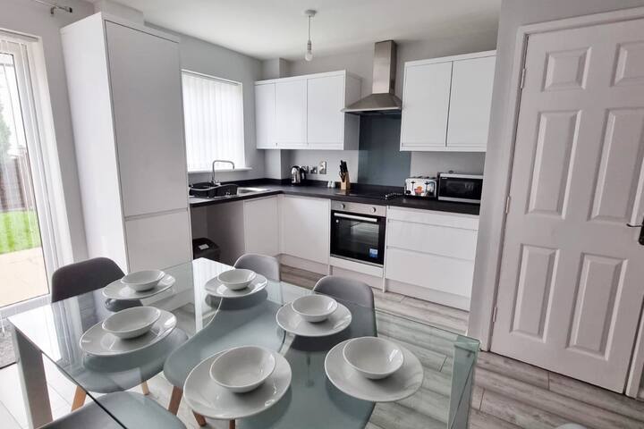 Beautiful house, Sleeps 6, parking, sky/bt sports