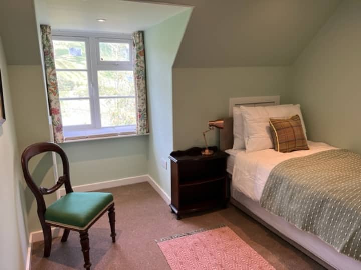 The Green Room. Single room with truckle bed under (suitable for someone up to 5 feet 9 inches)