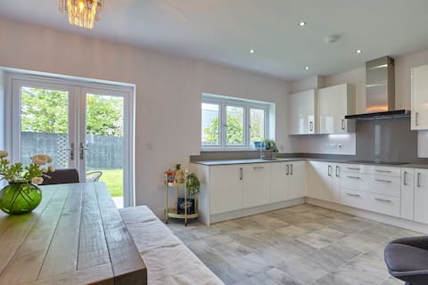 New Build 4 Bed Home with Parking near Beach