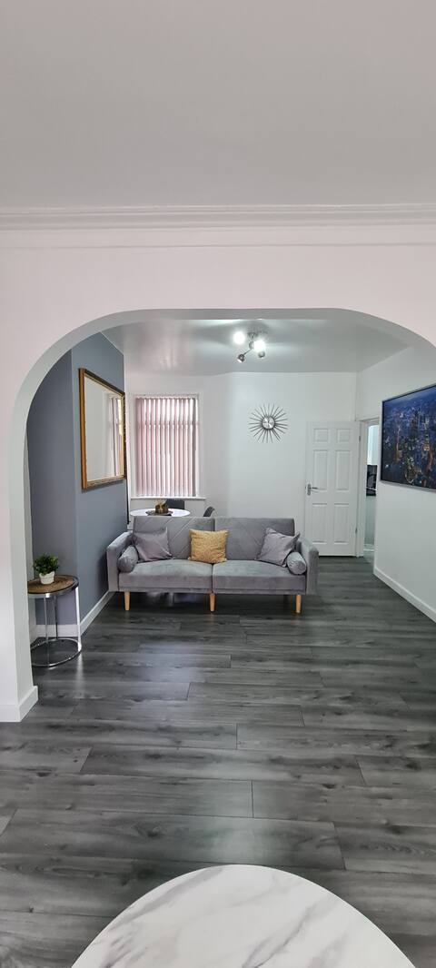 Top Airbnb: Lovely 2-bedroom house close to Media City. in Weaste & Seedley