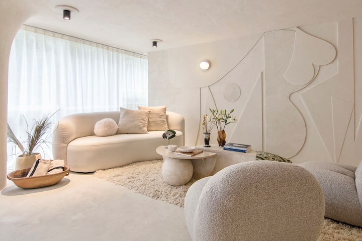 Détendez-vous dans notre salon confortable, moderne et bien éclairé. Profitez de vos émissions préférées sur la télévision avec câble standard et Netflix. L'espace idéal pour se détendre et profiter d'un peu de temps libre !