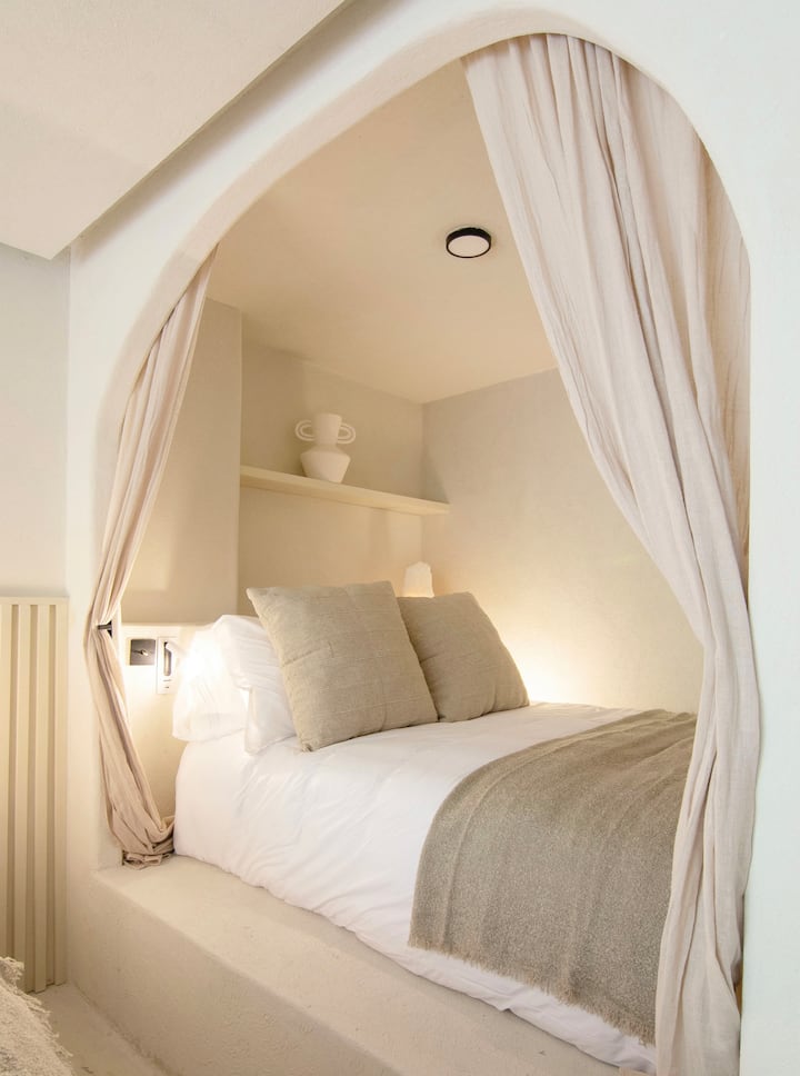 Un havre de confort et d'élégance : plongez dans la tranquillité de nos lits confortables avec matelas de qualité hôtelière et literie de luxe. Des meubles méticuleusement conçus à tous les détails bien pensés, nous offrons un séjour extrêmement confortable. 