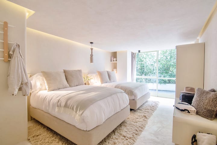 Un havre de confort et d'élégance : plongez dans la tranquillité de nos lits confortables avec matelas de qualité hôtelière et literie de luxe. Des meubles méticuleusement conçus à tous les détails bien pensés, nous offrons un séjour extrêmement confortable. 