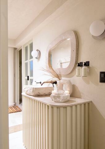 LĪMBŌ Apt Boutique -Design -Location -Comfort gallery image 5