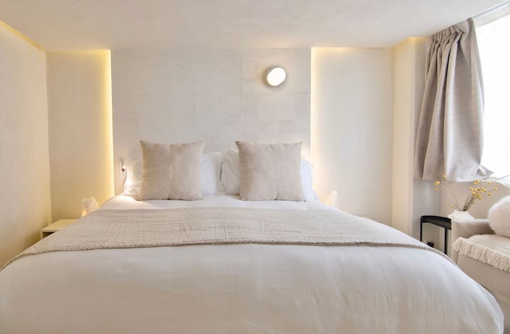 Un havre de confort et d'élégance : plongez dans la tranquillité de nos lits confortables avec matelas de qualité hôtelière et literie de luxe. Des meubles méticuleusement conçus à tous les détails bien pensés, nous offrons un séjour extrêmement confortable. 