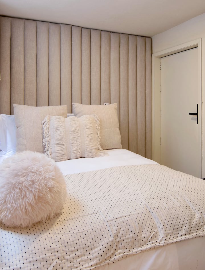 Un havre de confort et d'élégance : plongez dans la tranquillité de nos lits confortables avec matelas de qualité hôtelière et literie de luxe. Des meubles méticuleusement conçus à tous les détails bien pensés, nous offrons un séjour extrêmement confortable. 