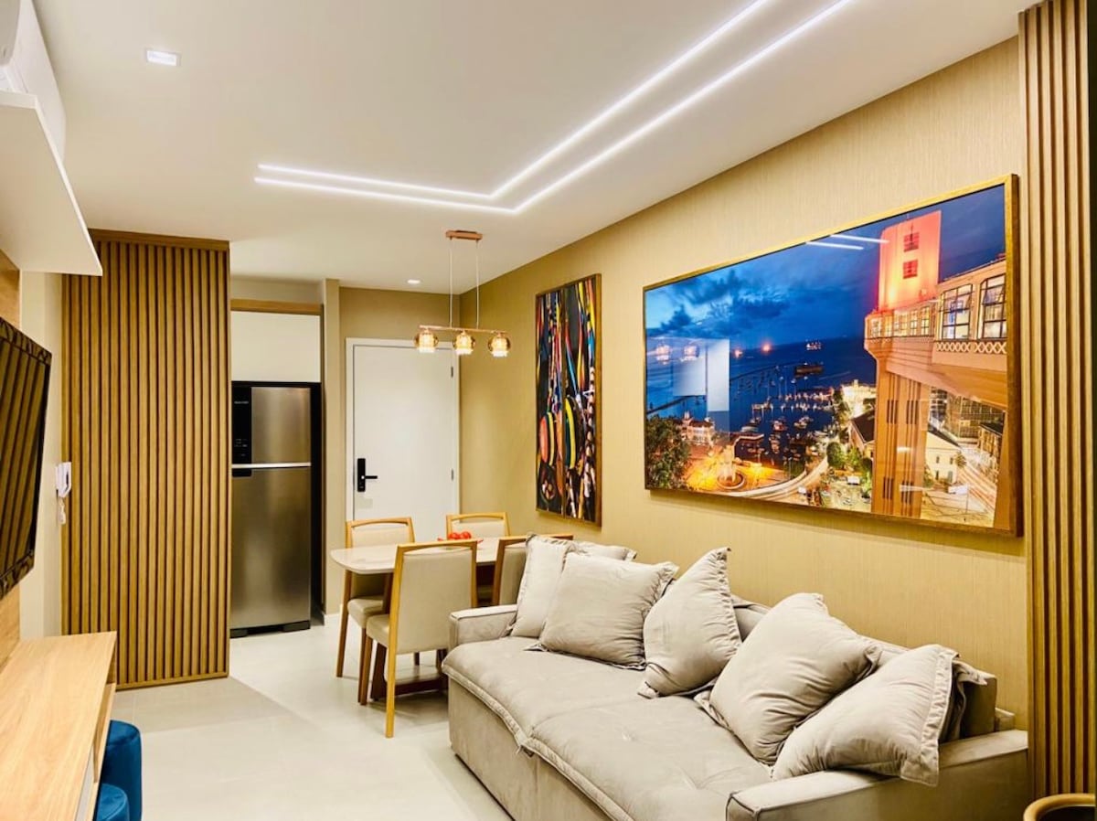 Sebule yenye kiyoyozi iliyo na kitanda kizuri sana cha sofa, 40"TV na mandhari nzuri kutoka kwenye Lifti ya Lacerda, kadi ya posta ya Salvador.