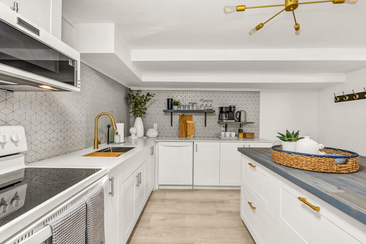 Trendy Crescent Beach Suite Steps To The Water - White Rock