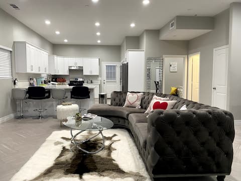 Luxurious New Insta-Worthy Home with Comfort!