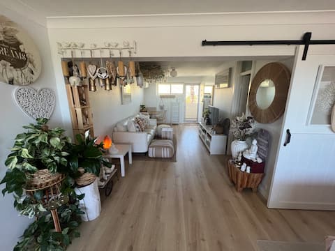 Top Airbnb: Just Breathe and Be, Fremantle Studio Apartment in Fremantle