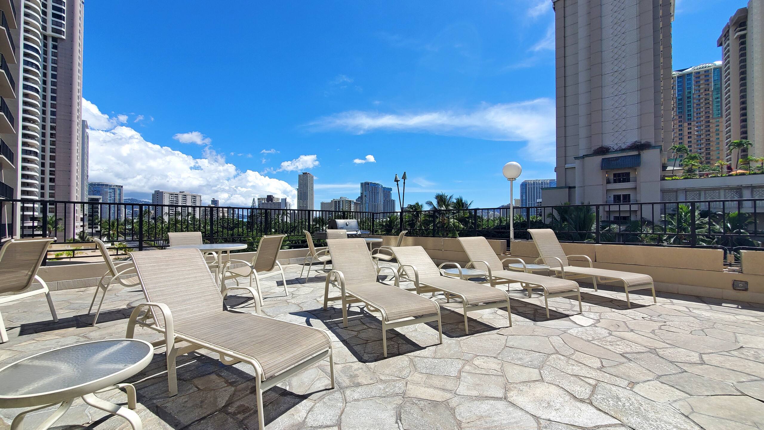 Waikiki studio w/ pool & gym Parking Space Inclded - Image 32