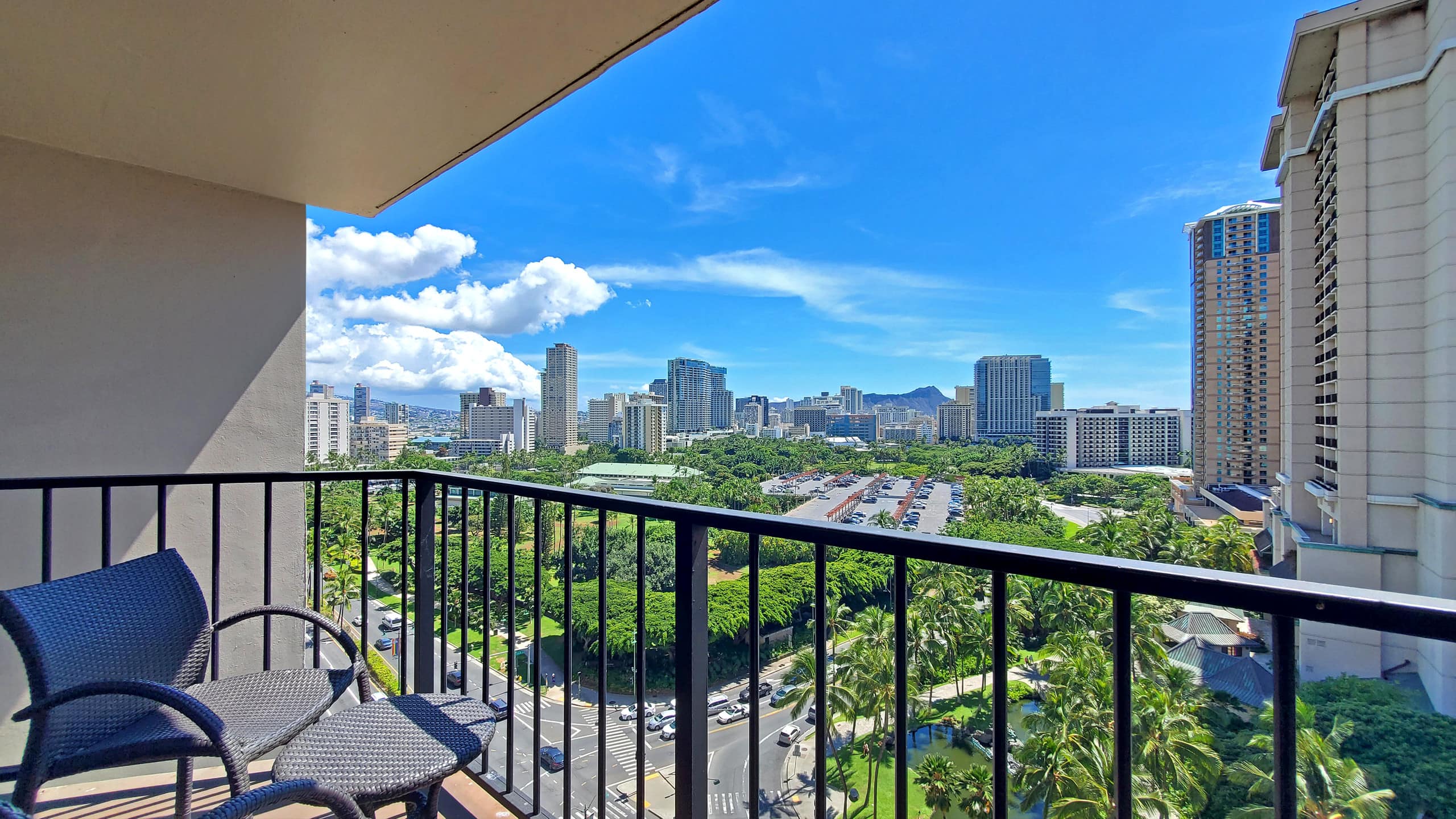 Waikiki studio w/ pool & gym Parking Space Inclded - Image 13