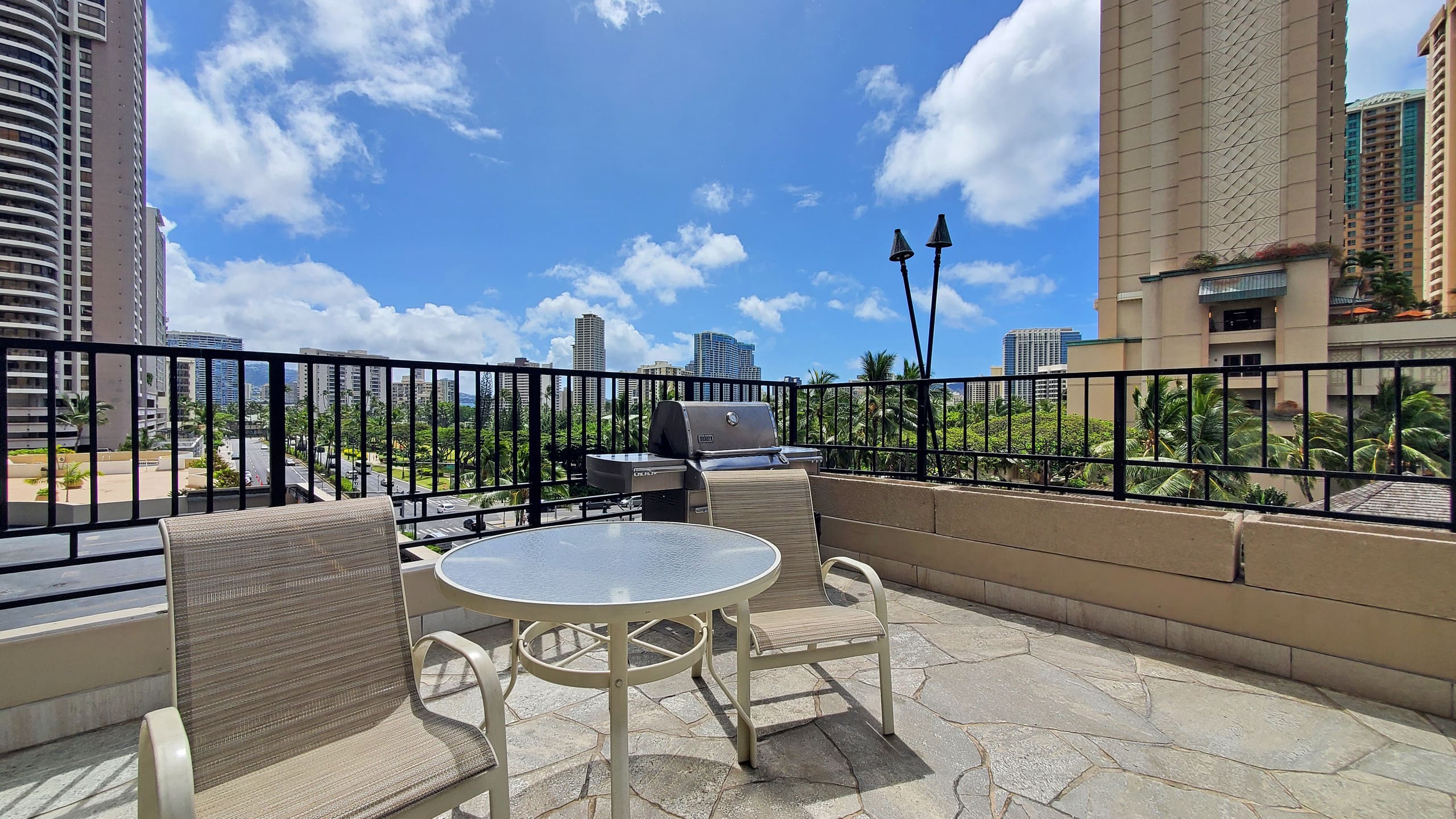 Waikiki studio w/ pool & gym Parking Space Inclded - Image 31