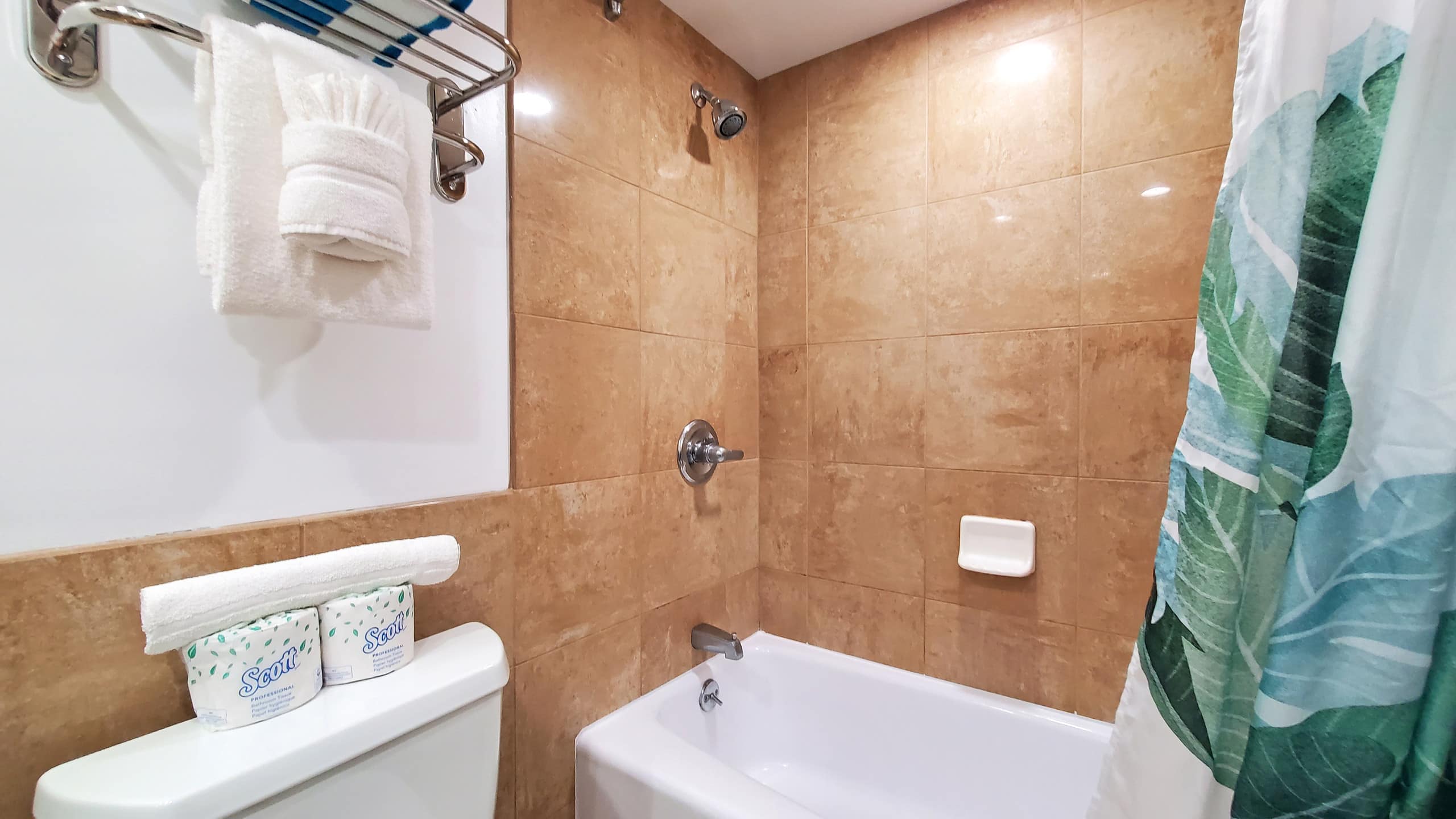 Waikiki studio w/ pool & gym Parking Space Inclded - Image 8
