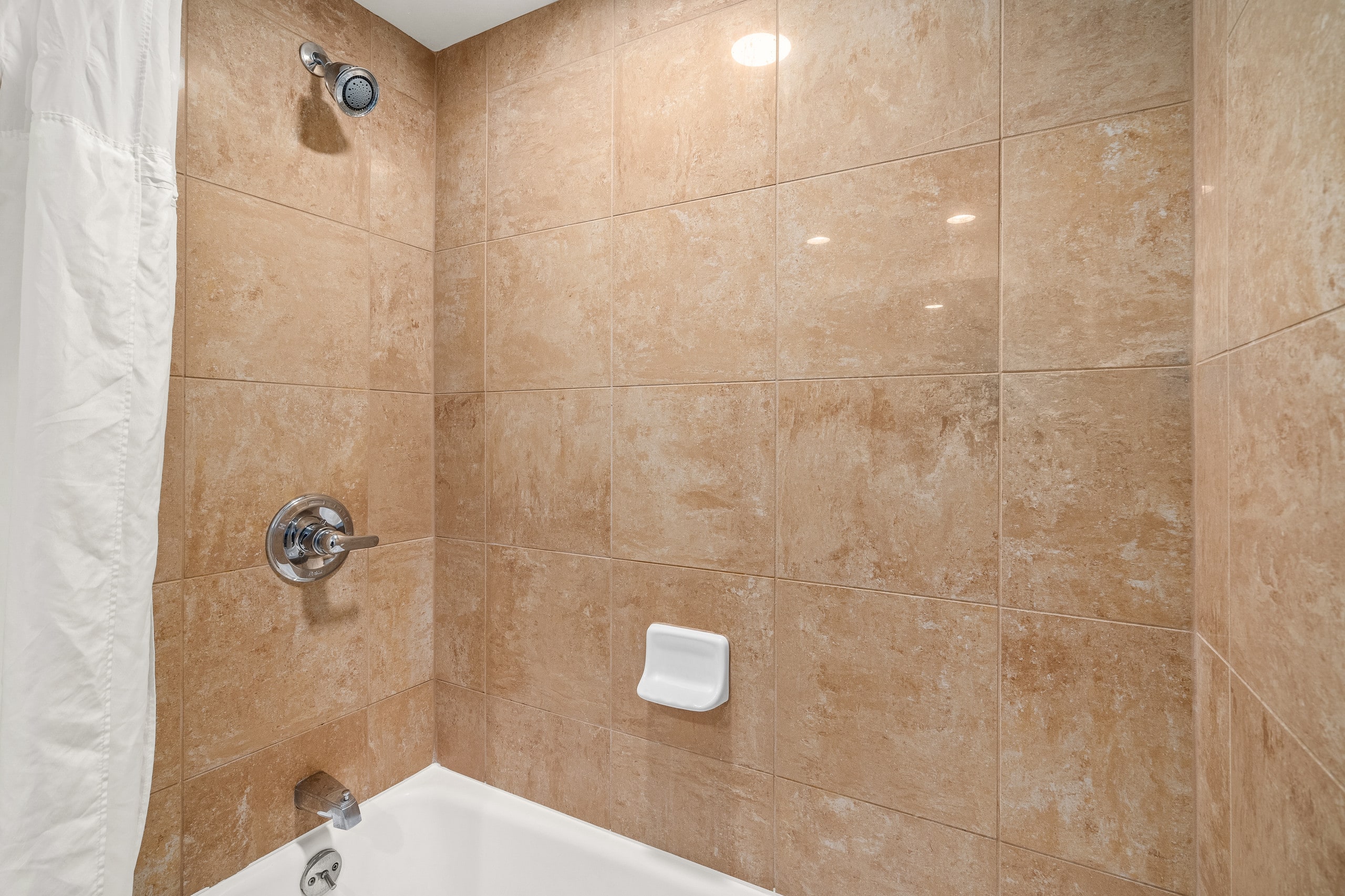 Waikiki studio w/ pool & gym Parking Space Inclded - Image 10