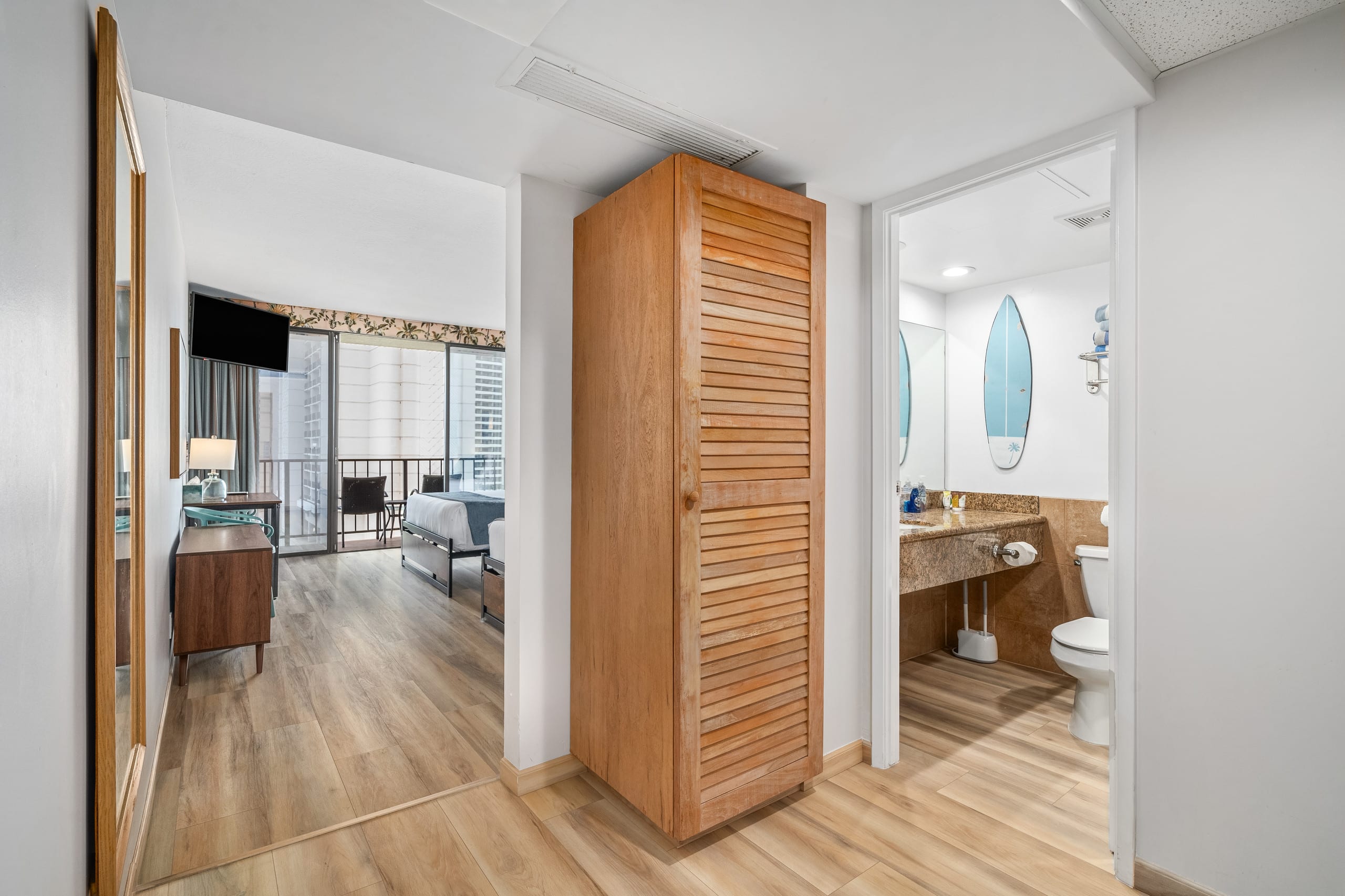 Waikiki studio w/ pool & gym Parking Space Inclded - Image 12