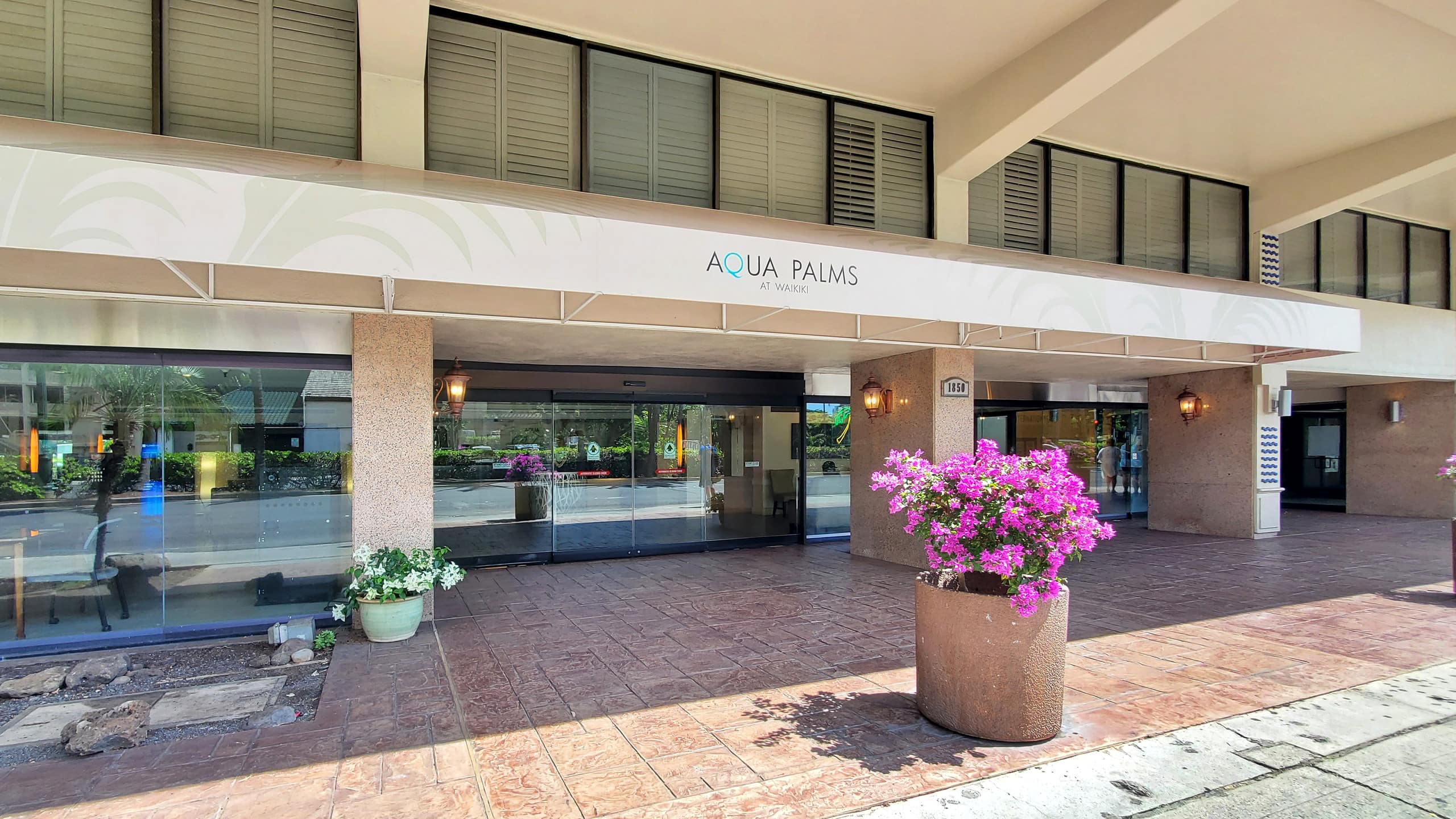 Waikiki studio w/ pool & gym Parking Space Inclded - Image 25