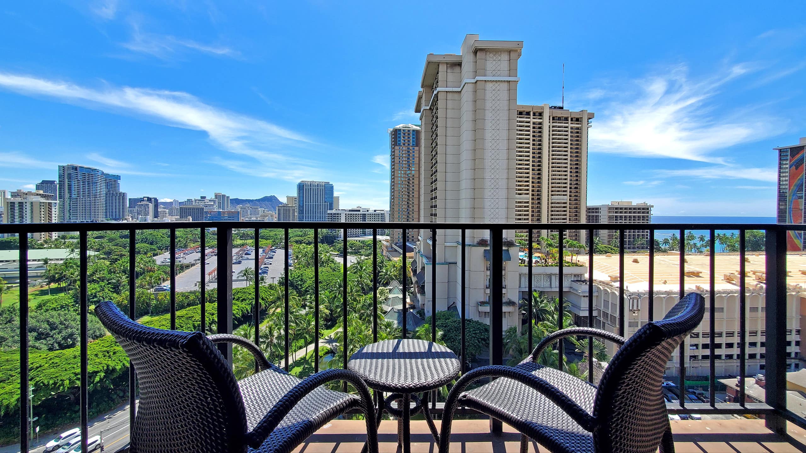 Waikiki studio w/ pool & gym Parking Space Inclded - Image 15