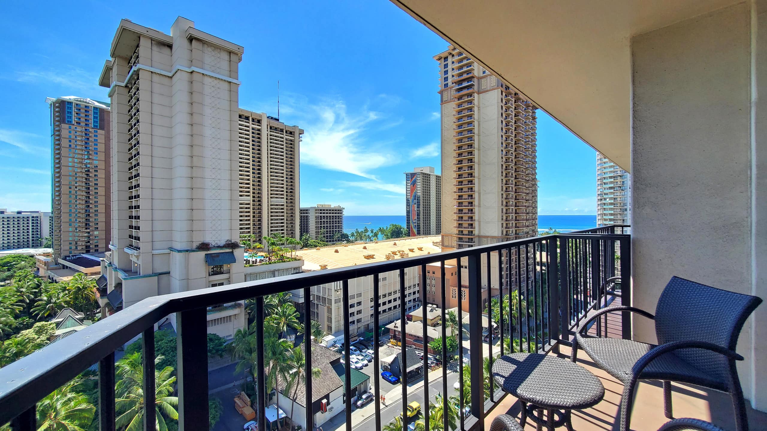 Waikiki studio w/ pool & gym Parking Space Inclded - Image 14