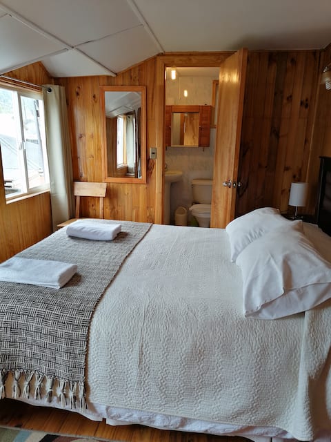 Double room with private bathroom and breakfast