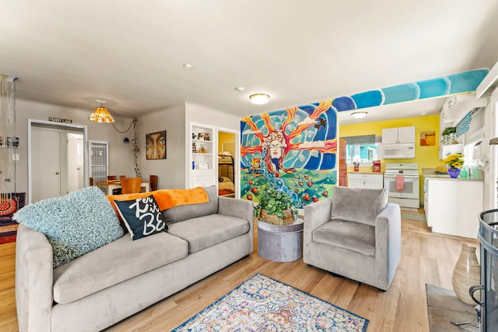 Groovy Mid-town Bungalow, Shared Hot Tub - Reno