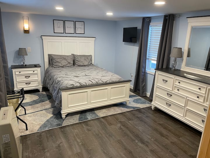 2nd guest bedroom newly updated with Queen bedroom suite, large closet, separate TV. Also with laundry and luggage organizer.