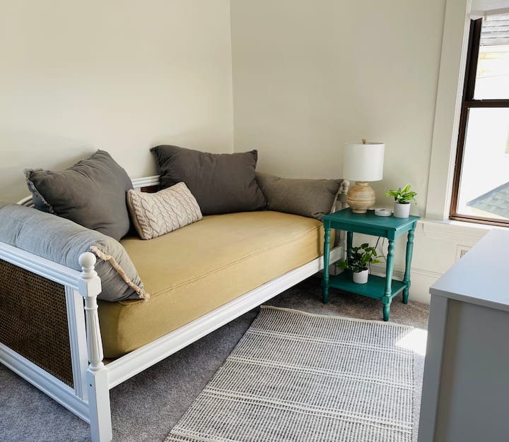 Twin daybed kwenye ghorofa ya 2 katika chumba kimoja na ofisi. Pia kuna kabati la nguo,  kabati na televisheni katika chumba hiki. 