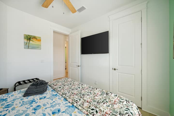 Another bedroom with an HDTV upfront!