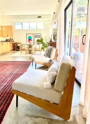 Stylish Scandinavian house, 10min from downtown! gallery image 3