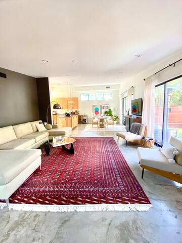 Stylish Scandinavian house, 10min from downtown!