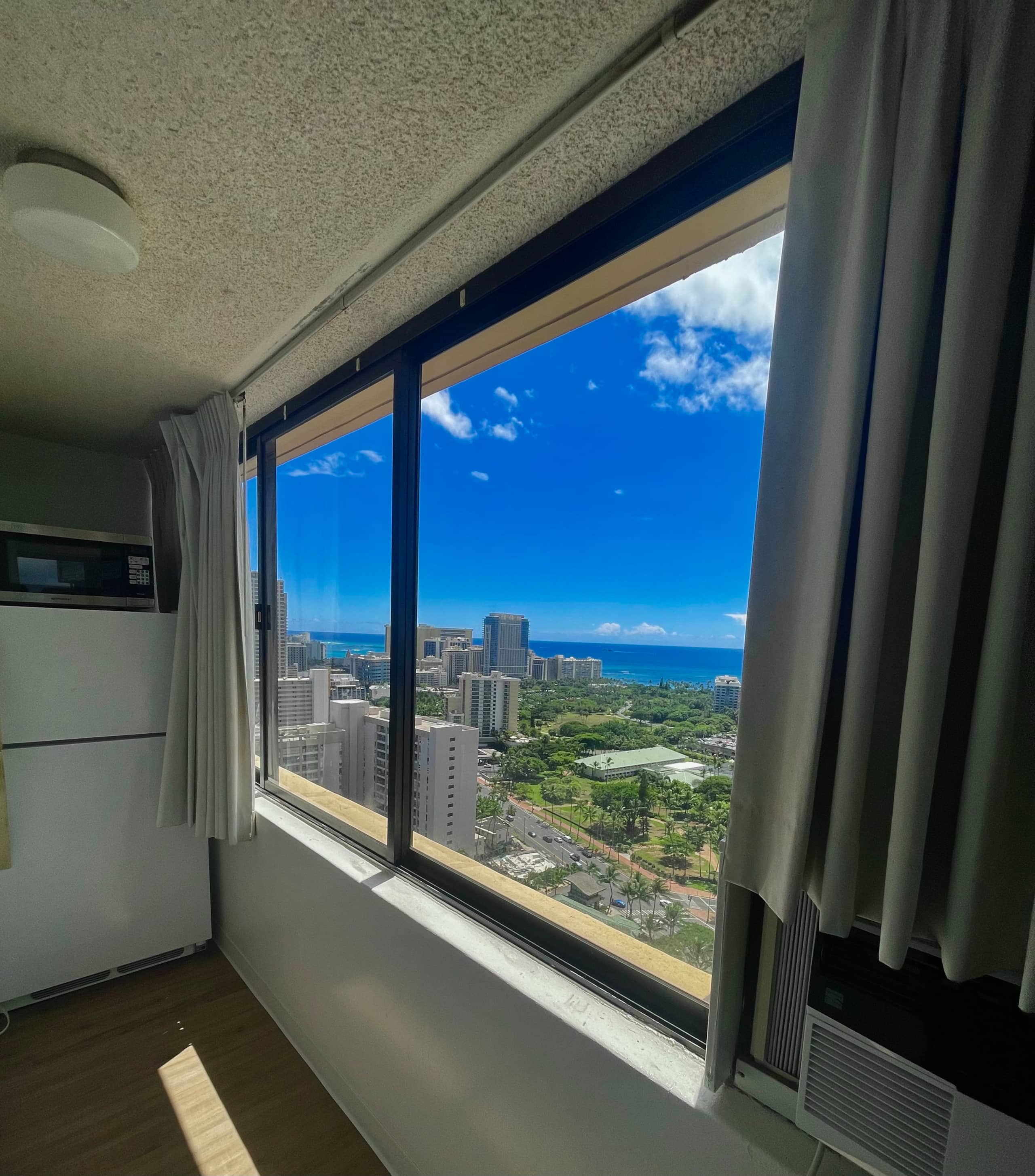 Condo in Honolulu · ★4.52 · 1 bedroom · 1 bed · 1 private bath - Image 2
