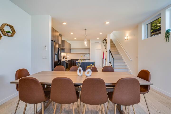 Stunning Queen Anne 4B3B w/ Lake Views & Rooftop gallery image 3