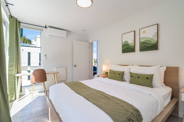 Stunning Queen Anne 4B3B w/ Lake Views & Rooftop gallery image 5