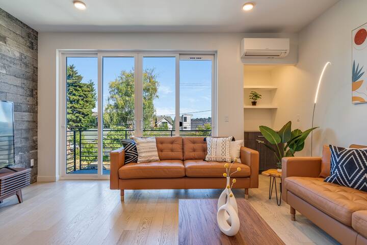 Stunning Queen Anne 4B3B w/ Lake Views & Rooftop gallery image 2