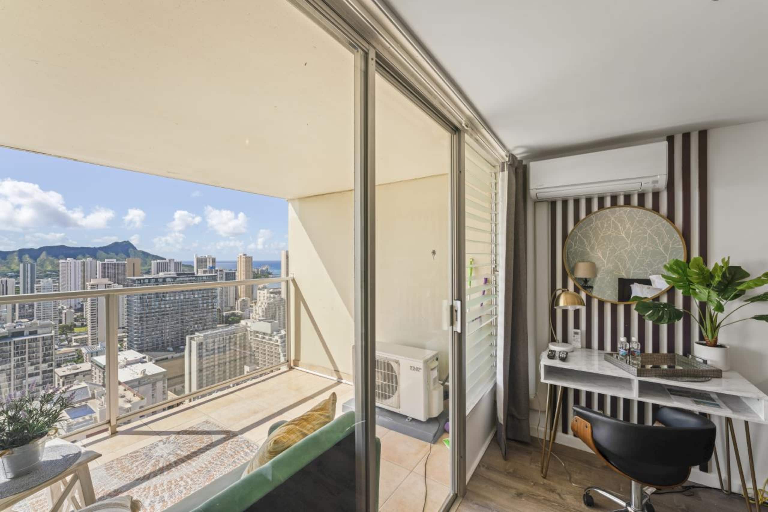 Condo in Honolulu · ★4.86 · Studio · 1 private bath - Image 10
