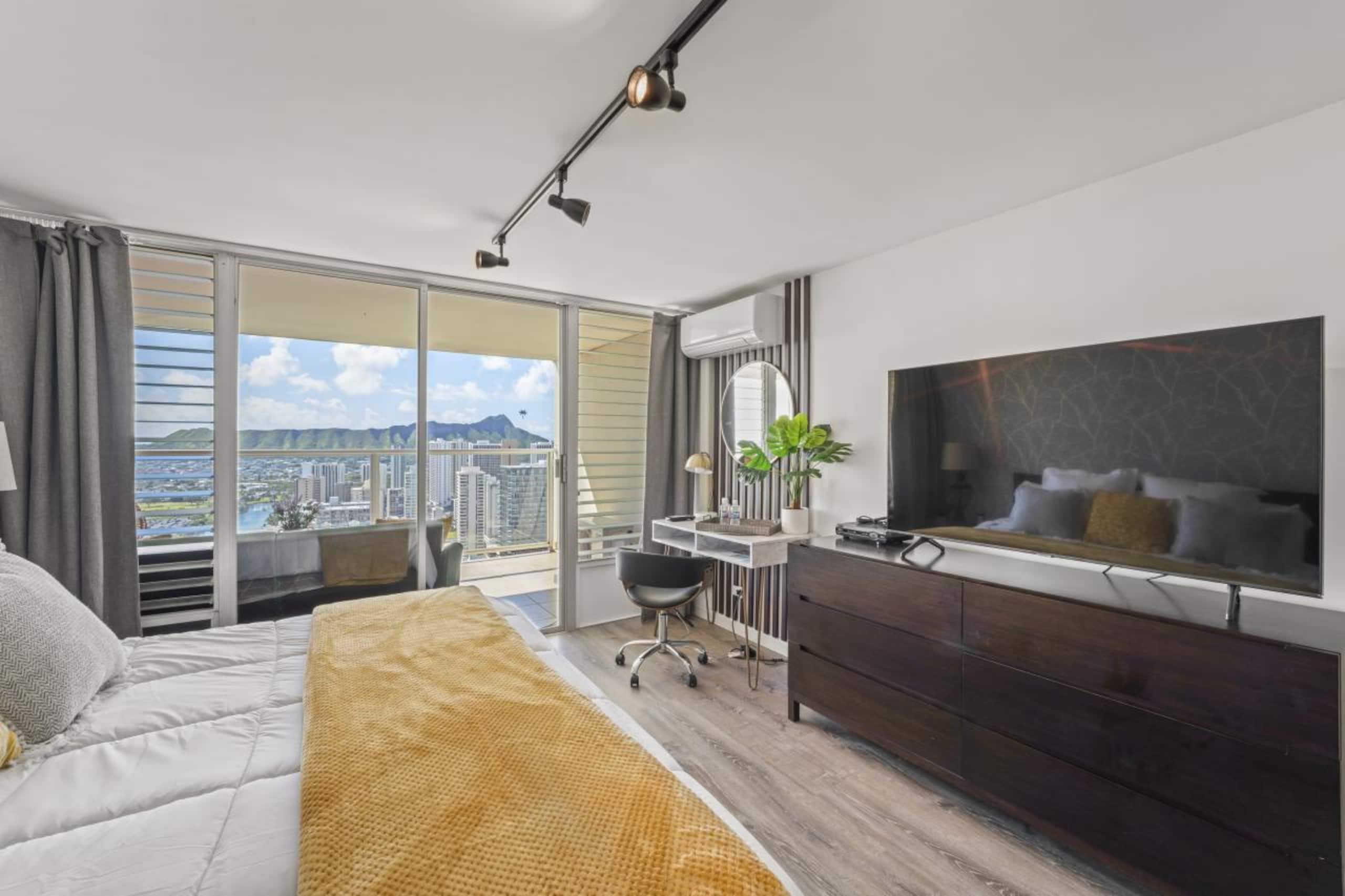 Condo in Honolulu · ★4.86 · Studio · 1 private bath - Image 7
