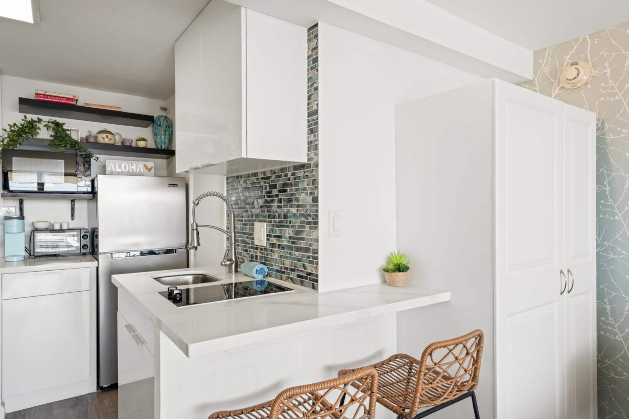 Condo in Honolulu · ★4.86 · Studio · 1 private bath - Image 13