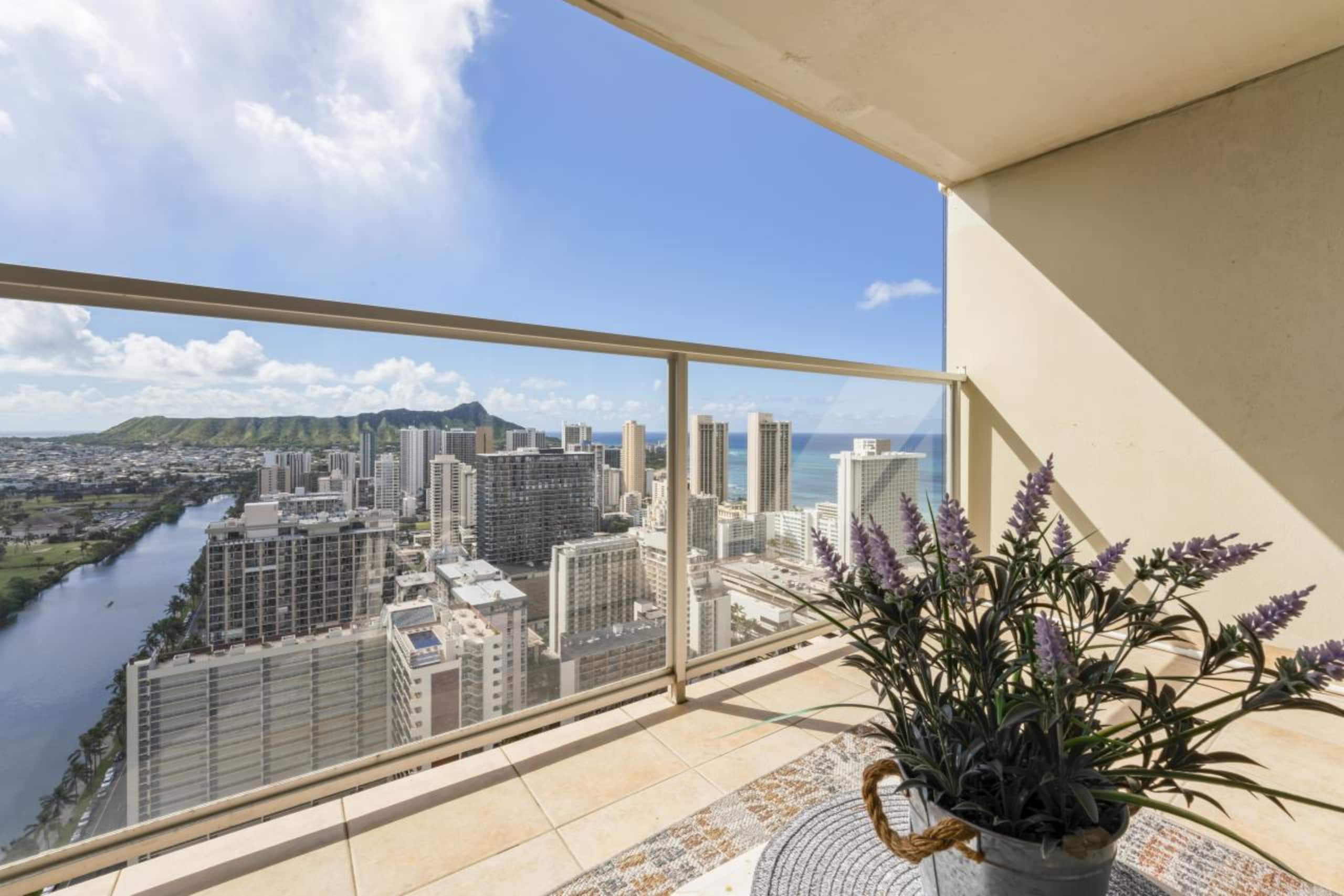 Condo in Honolulu · ★4.86 · Studio · 1 private bath - Image 22