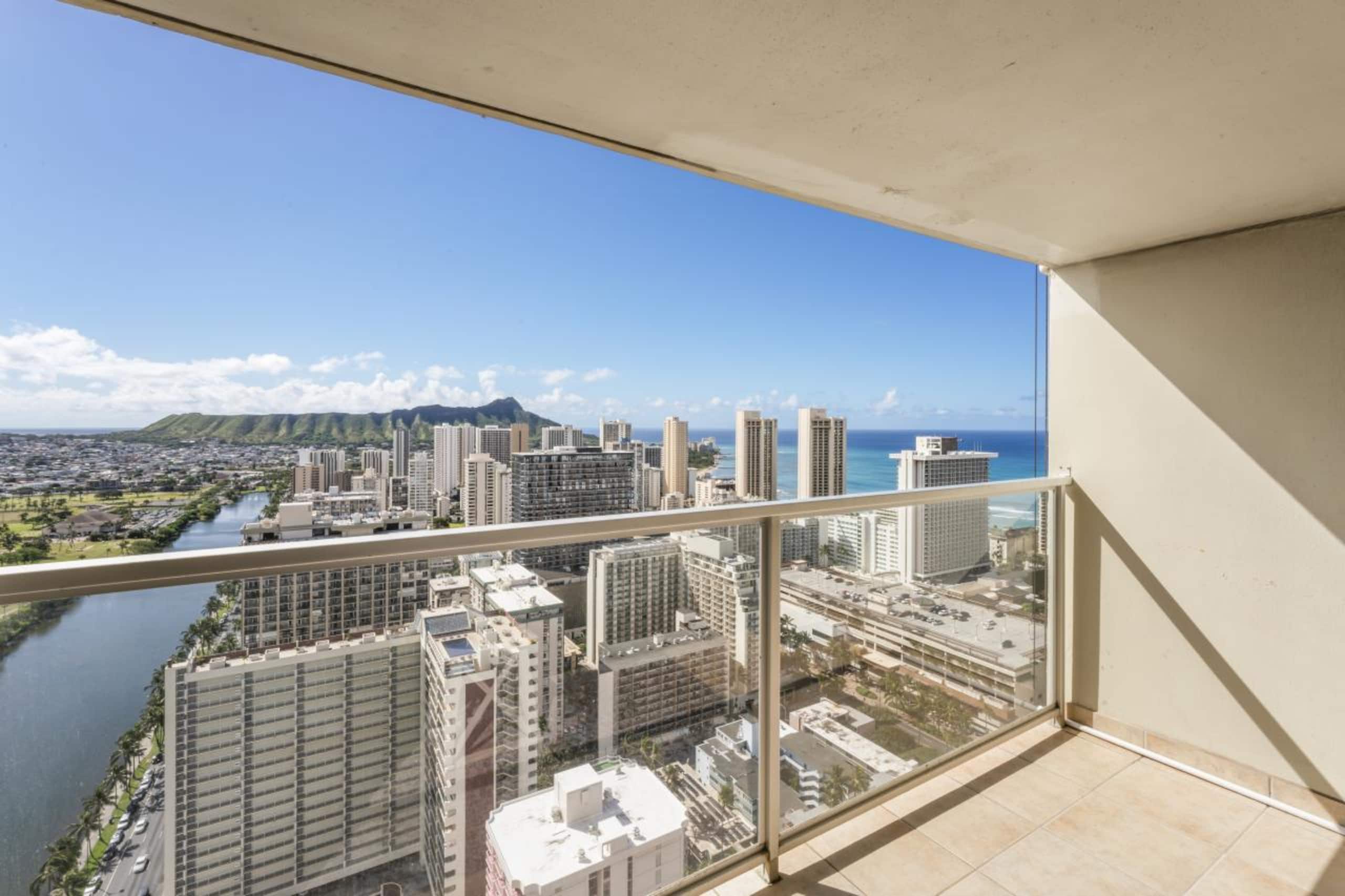Condo in Honolulu · ★4.86 · Studio · 1 private bath - Image 20