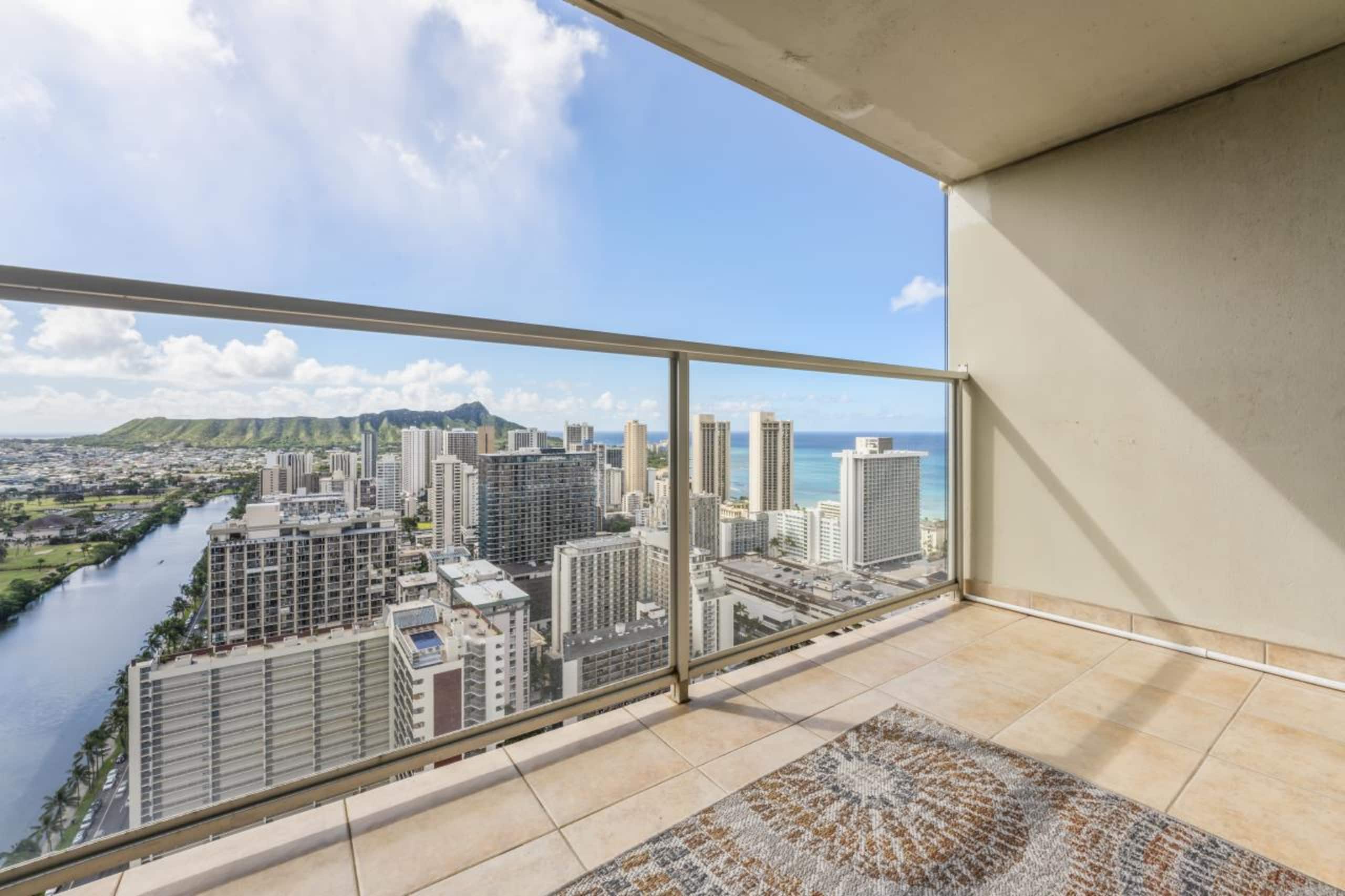 Condo in Honolulu · ★4.86 · Studio · 1 private bath - Image 21