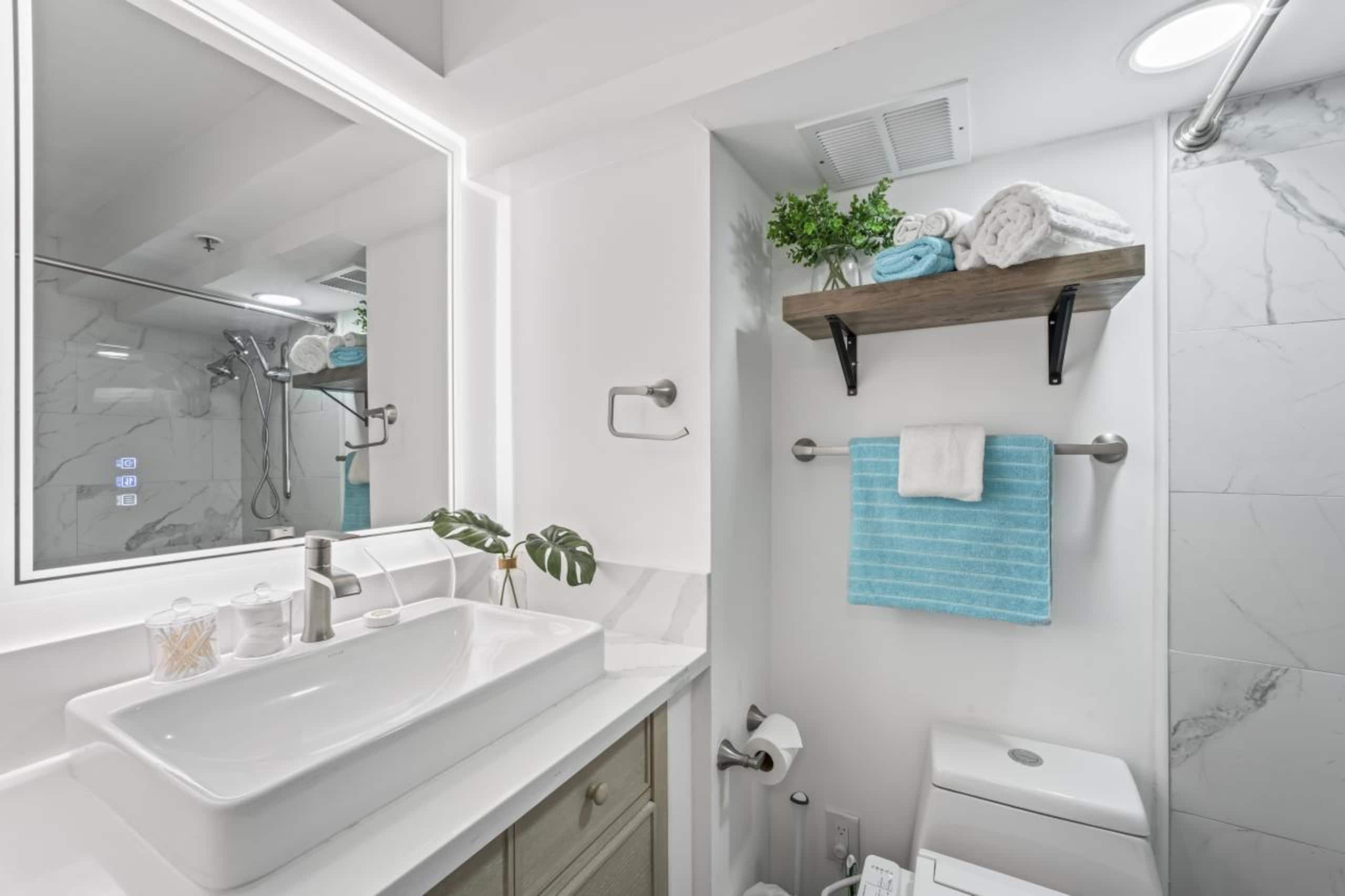 Condo in Honolulu · ★4.86 · Studio · 1 private bath - Image 15