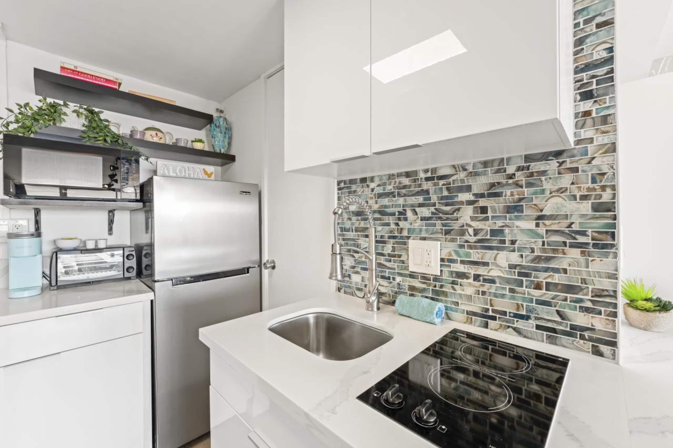 Condo in Honolulu · ★4.86 · Studio · 1 private bath - Image 12