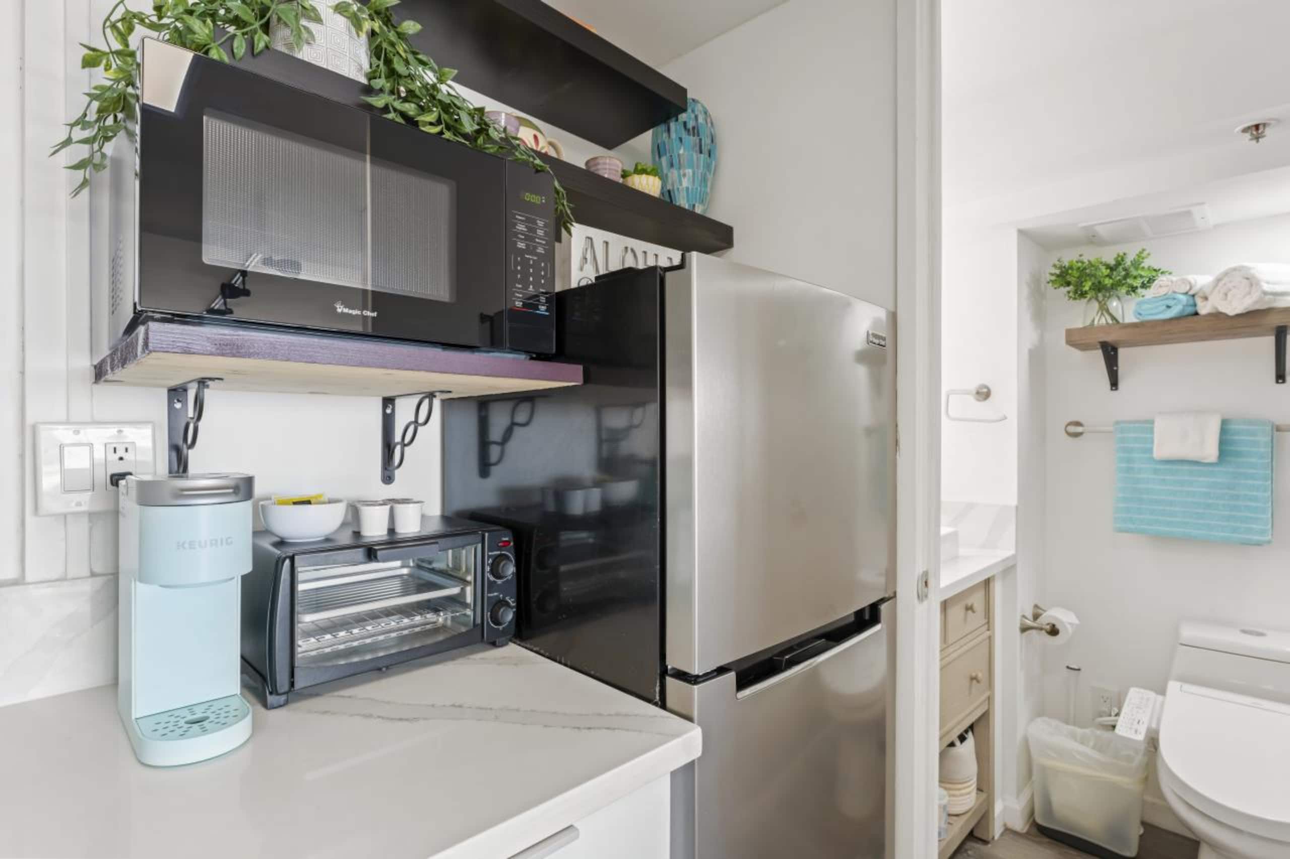Condo in Honolulu · ★4.86 · Studio · 1 private bath - Image 11