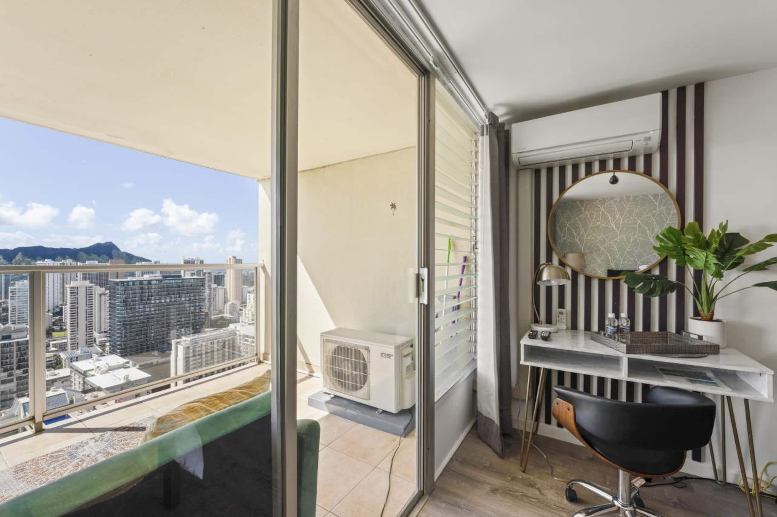 Condo in Honolulu · ★4.86 · Studio · 1 private bath - Image 6