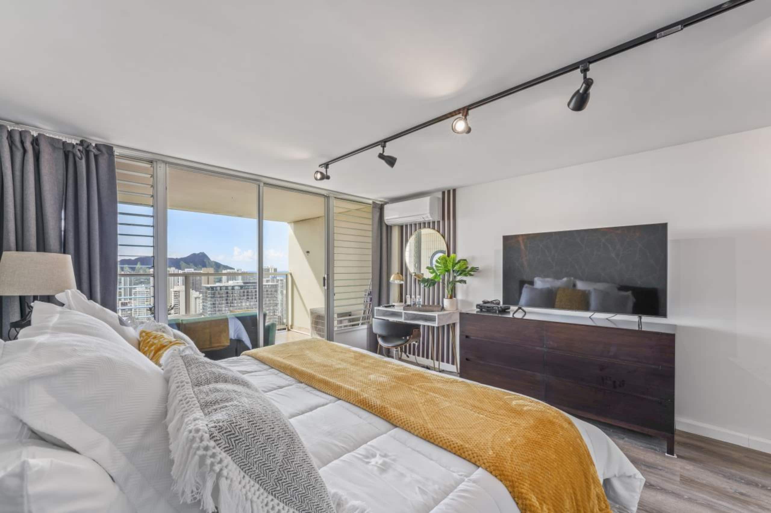 Condo in Honolulu · ★4.86 · Studio · 1 private bath - Image 1