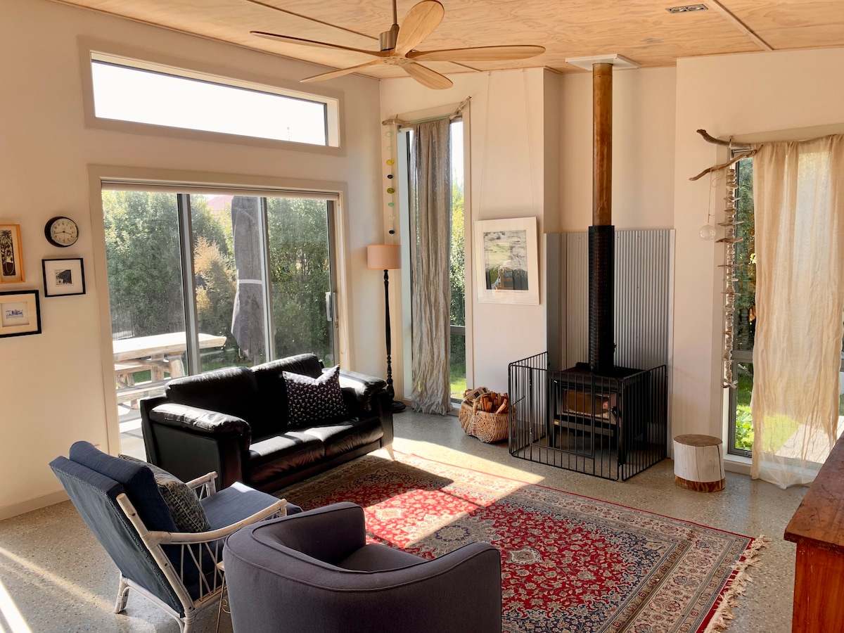 Successful Airbnb property: Modern & open-plan 3 bed 2 bath house near lake in Wakatipu Outer