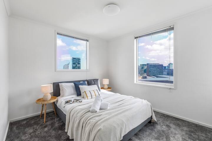 Stunning City & River View 3BR with Carpark gallery image 3