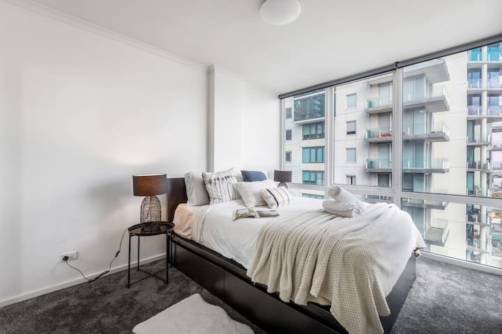 Stunning City & River View 3BR with Carpark gallery image 2